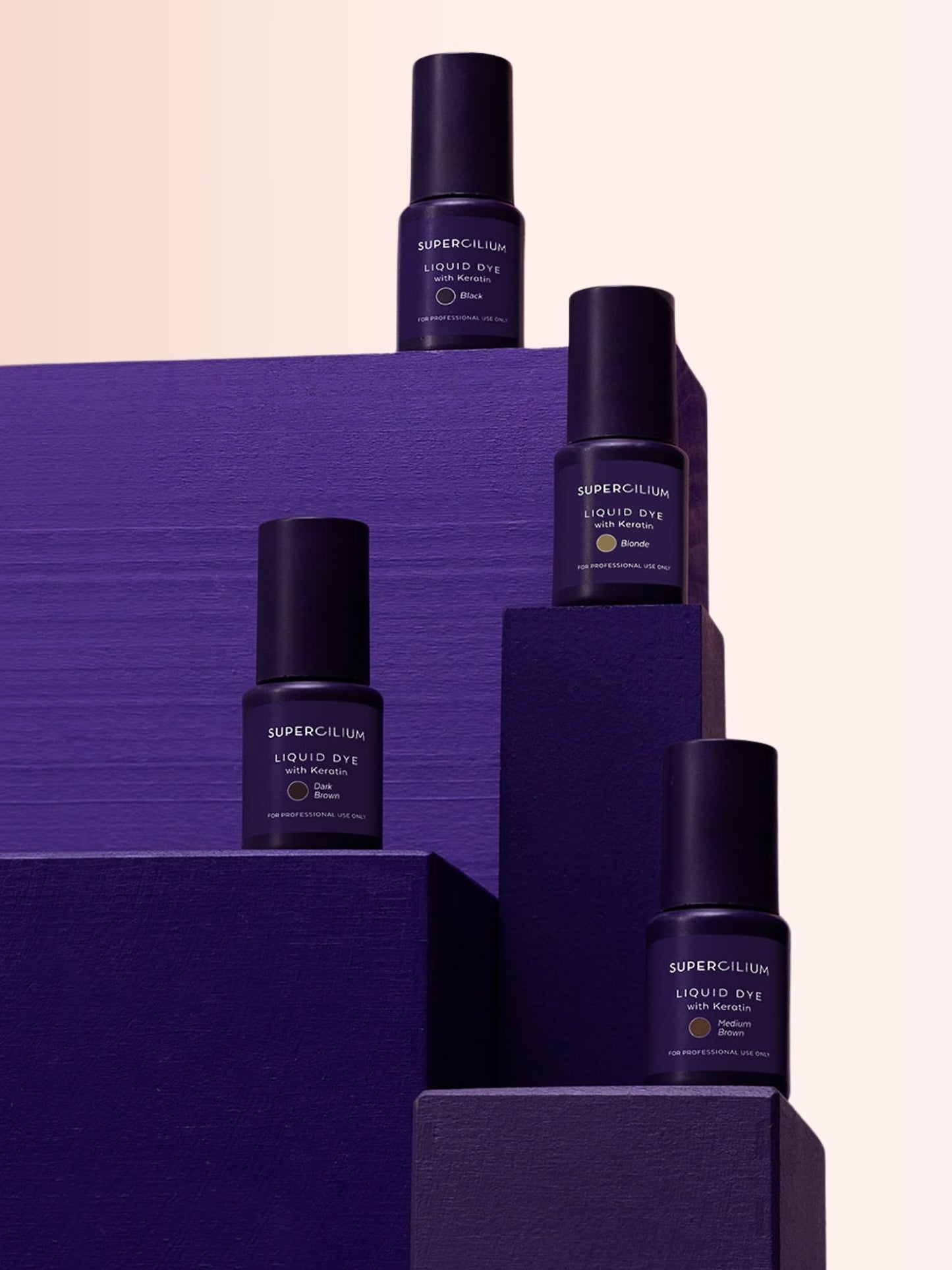 Opgestapelde wenkbrauwverfflesjes